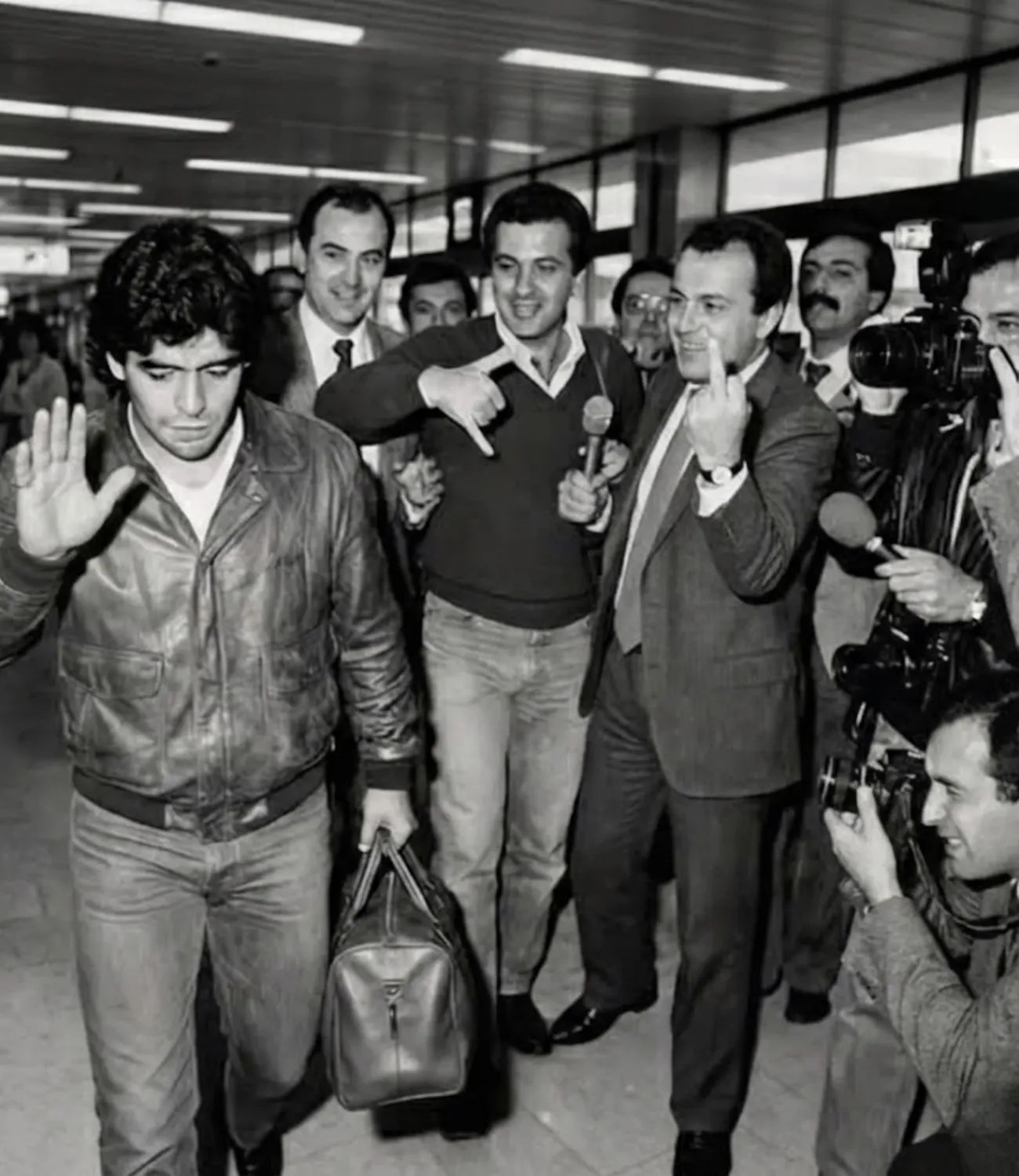 “Too short, too fat”: The day 75,000 people went to welcome a miracle in Naples